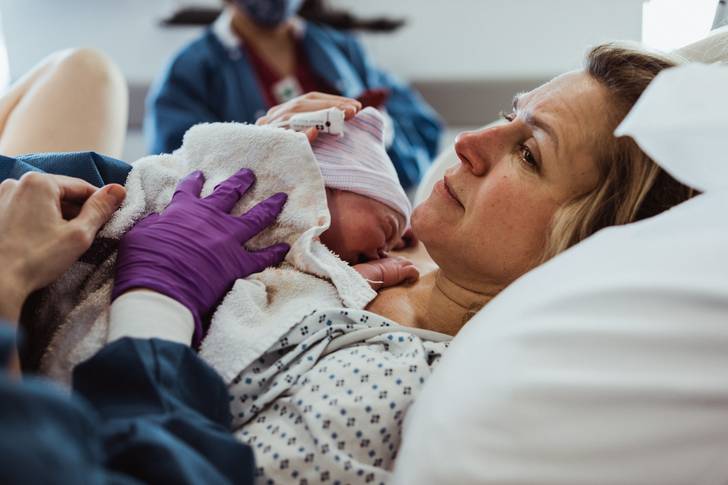Sarah Pitman holding her newborn daughter after giving birth at NewYork-Presbyterian hospital.